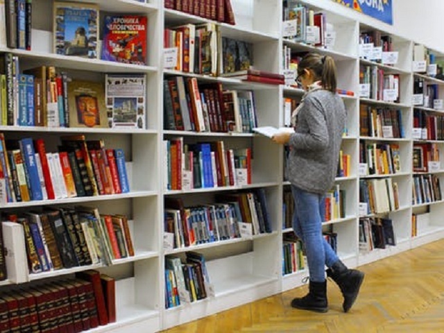 Student i bibliotek
